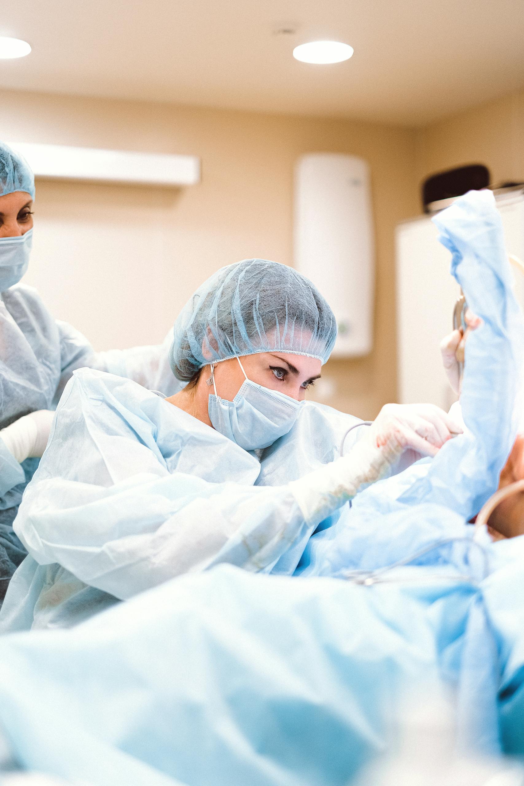 <span style="font-weight: 700;">&nbsp;> 16 лет хирургической практики</span><br>